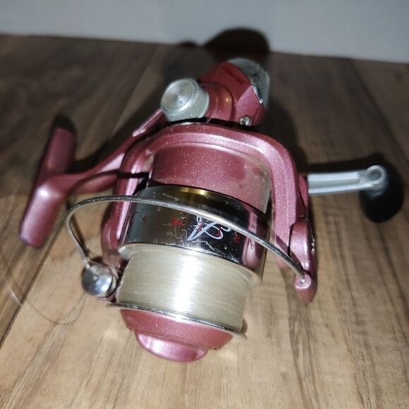Quantum Artemis ART 30 Ladies Spinning Reel 3 Bearings Rose Pink. Has some wear - Picture 5 of 6